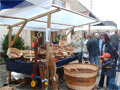 Korbmacher-Stand am historischen Markt in Beuren