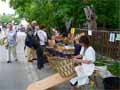 Alte Handwerkskunst am Historischen Markt: Korbmacherin